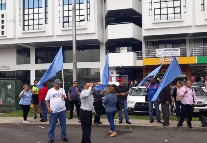 Despiden con protestas a ministra de Trabajo y presidente Varela