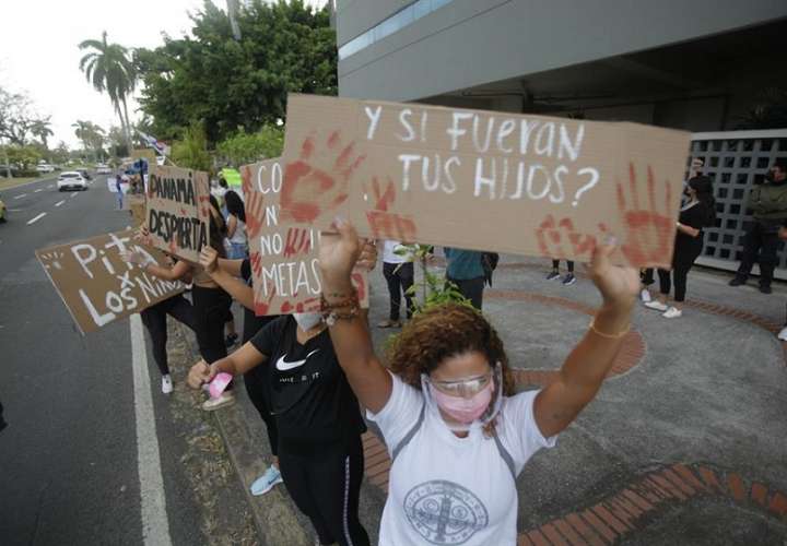 Grupos de la sociedad civil y diversos grupo estudiantiles protestan en contra de los abusos infantiles cometidos en albergues en Panamá . EFE