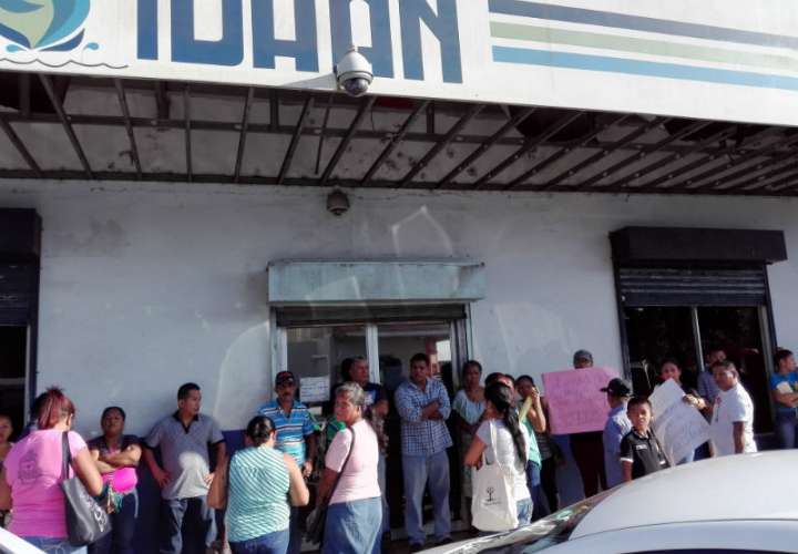 Los quejosos se presentaron en las instalaciones del Idaan en La Chorrera para exigir respuesrtas. Foto: Eric Montenegro