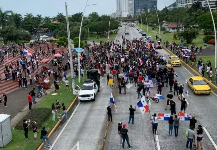 Decenas de personas acudieron al llamado de protesta.