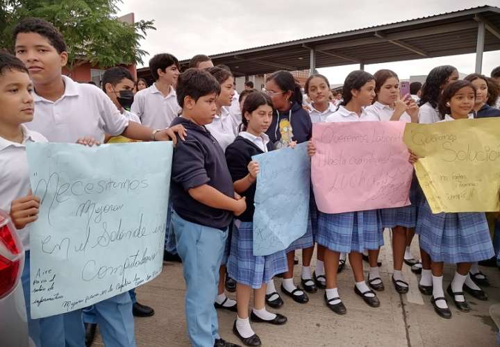 La asociación de padres de familia del colegio, por su parte, anunció el respaldo a la medida de protesta.