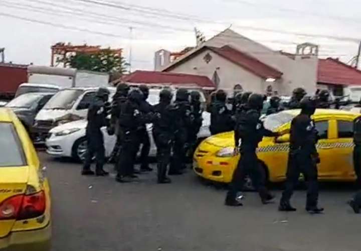 Unidades antimotines de la Policía Nacional despejaron la vía en la calle 16, avenida Central.