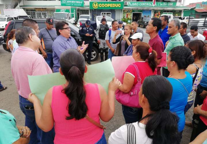 Los manifestantes reclaman el reinicio de una serie de trabajos en la vía principal de La Doradilla. Foto: Eric Montenegro