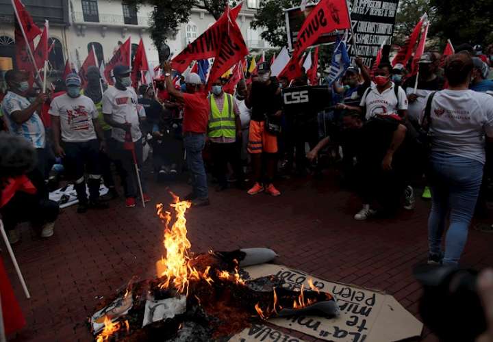 Los manifestantes quemaron un muñeco que representa a la Minería. Foto: EFE