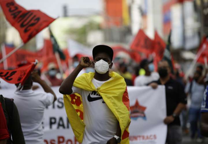  Integrantes de sindicatos de Panamá protestan hoy con banderas de sus agrupaciones mientras entonan cánticos en contra del Gobierno del presidente Laurentino Cortizo en Ciudad de Panamá (Panamá). EFE