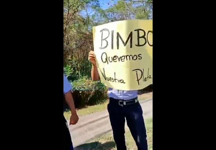Trabajadores de la empresa Bimbo protestan en la vía Domingo Díaz en Parque Sur. Piden un aumento salarial.