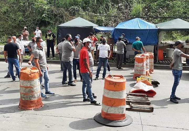 Taxistas cierran Transístmica; luchan por mantener circulación de pares y nones