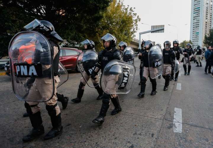 anifestantes intentan realizar un corte en los ingresos a la ciudad de Buenos Aires hoy miércoles 29 de mayo del 2019 en una jornada de paro general contra el gobierno de Mauricio Macri en medio de una crisis económica. EFE