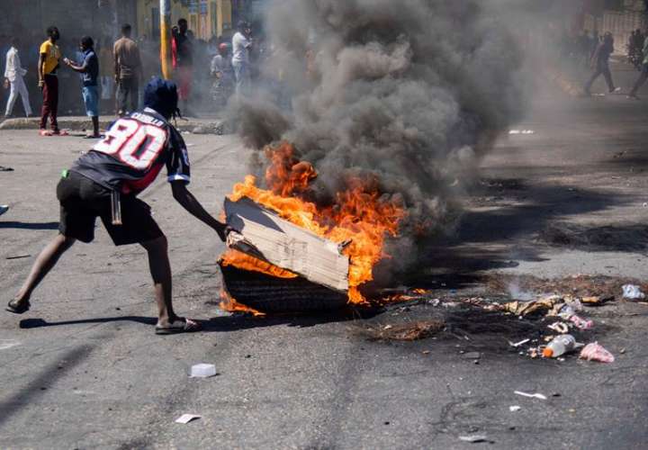 Cientos de personas participan en una protesta este lunes en Puerto Príncipe (Haití). EFE