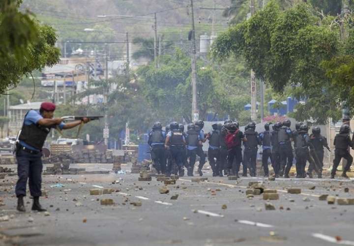 Según datos de organizaciones humanitarias locales, al menos 320 personas han fallecido en NicaraguSegún datos de organizaciones humanitarias locales, al menos 320 personas han fallecido en Nicaragua en los últimos a en los últimos tres meses. EFE Archivo
