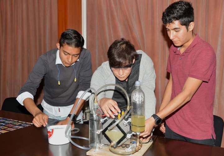 Fotografía cedida por el Instituto Politécnico Nacional (IPN) hoy, que muestra a estudiantes mientras explican un experimento en Ciudad de México (México). EFE/Cortesía IPN