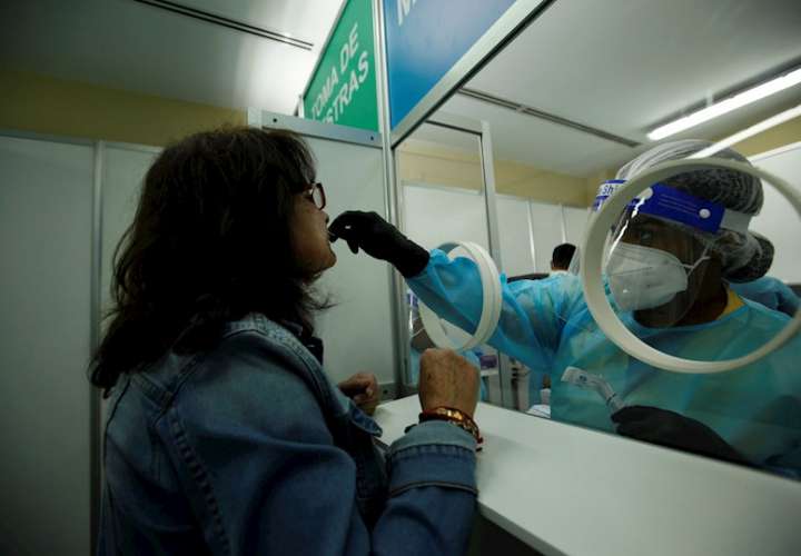 Personal médico privado realiza pruebas de hisopados para detectar covid-19 a los pasajeros que llegan al aeropuerto internacional de Tocumen en la Ciudad de Panamá. EFE Archivo