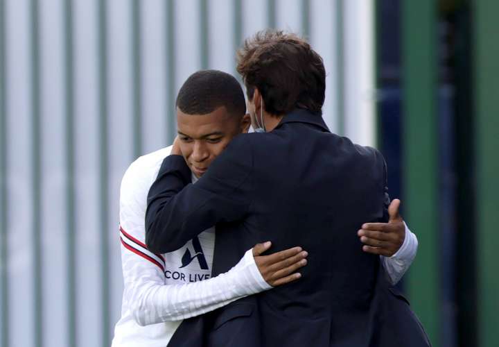 Mbappé junto a Leonardo, director deportivo del París Saint Germain./ EFE