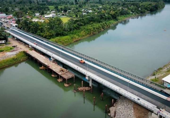 Vista aérea del puente binacional sobre el río Sixaola, en la frontera entre Panamá y Costa Rica. EFE