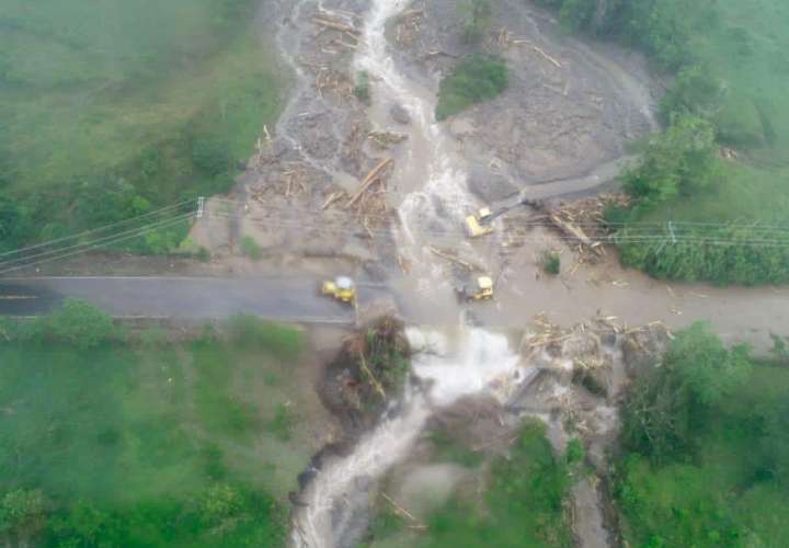 Punto crítico de la carretera Volcán-Río Sereno, distrito de Renacimiento.