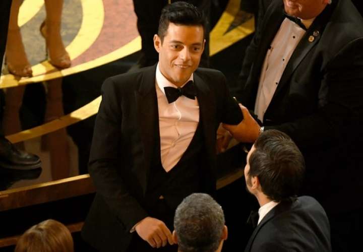 El actor Rami Malek se cayó del escenario y fue atendido por paramédicos