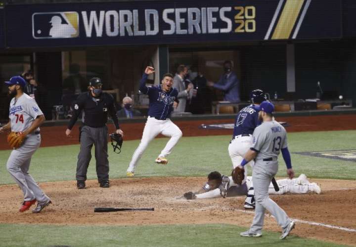 Randy Arozarena anota dramáticamente la carrera del triunfo para los Rays de Tampa Bay. Foto: AP