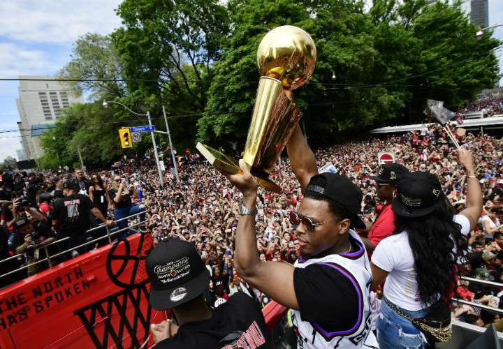 Los Raptors celebran título de la NBA con sus fanáticos
