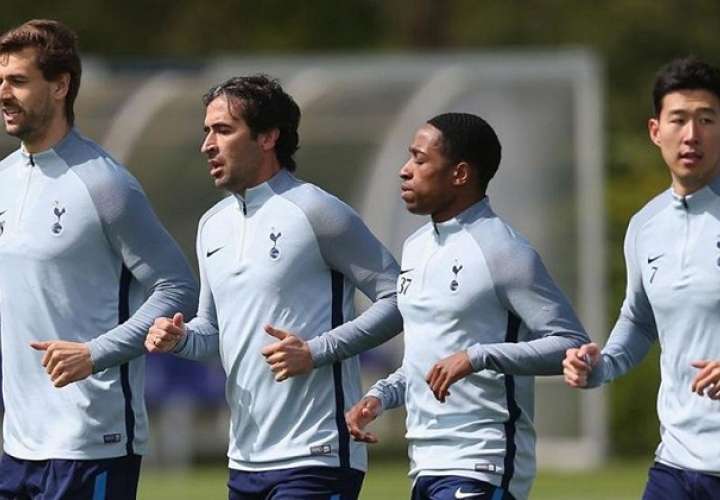 Raúl, junto a Llorente, Walker-Peters y Son, en un entrenamiento del Tottenham. Foto: Twitter Tottenham