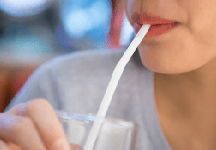 Restaurantes dejarán de ofrecer carrizos de plástico en agosto