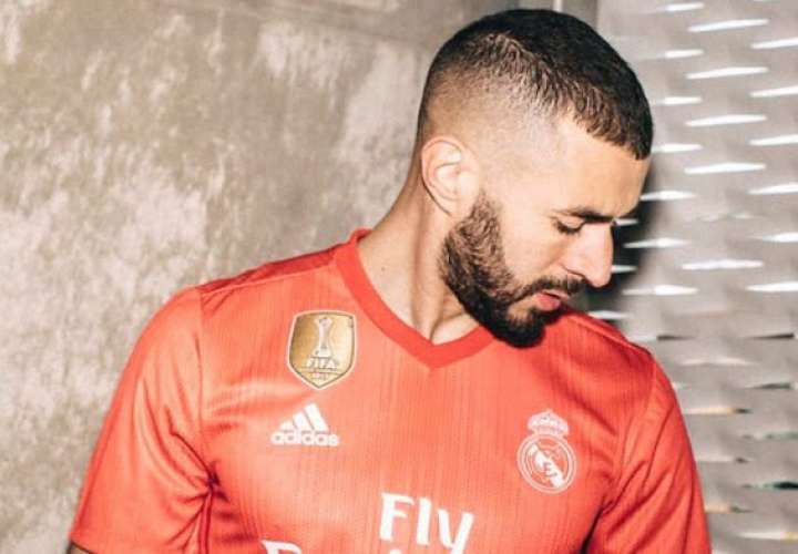 Karim Benzema luce la tercera camiseta del Real Madrid para esta temporada.
