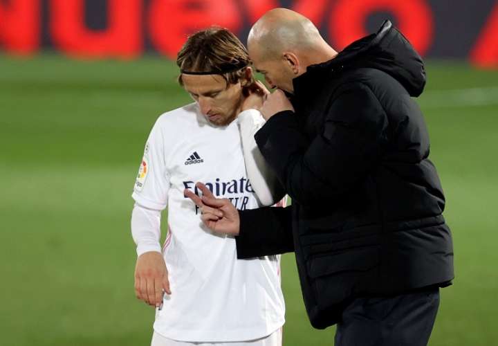 Zinedine Zidane conversa con Luka Modric (i) /EFE