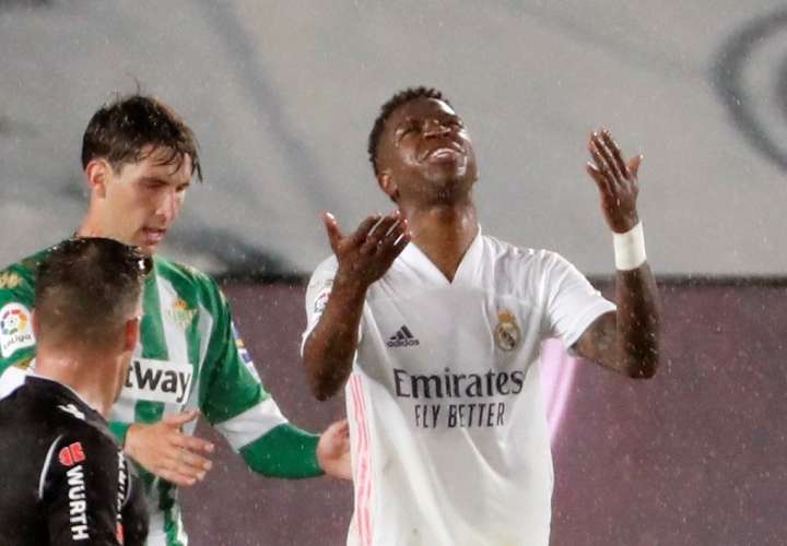  Vinícius Jr (c) reacciona durante el partido de Liga que disputaron ante el Betis. /EFE
