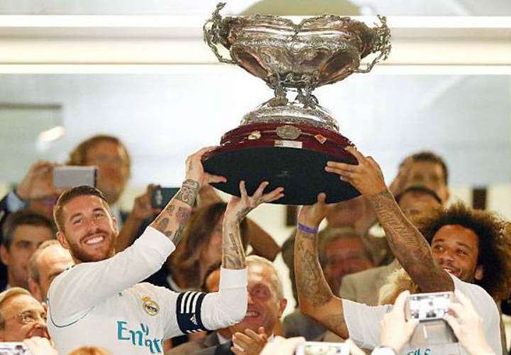Sergio Ramos y marcelo levantando la copa Santiago Bernabéu. Foto: @realmadrid