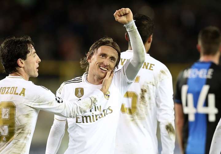 Luka Modric (c) celebra su gol ante el Brujas. Foto: AP
