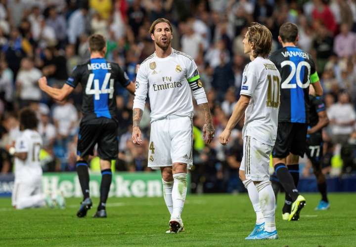 Los jugadores del Real Madrid Sergio Ramos (2i) y Luka Modric (2d) se lamentan tras el partido ante el Club Brujas, correspondiente al grupo A de la Liga de Campeones. Foto: EFE