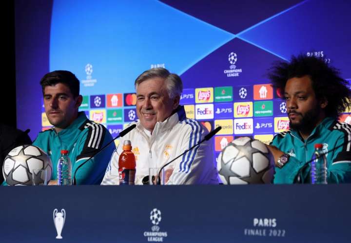 Thibaut Courtois, Carlo Ancelotti y Marcelo. / Foto: EFE