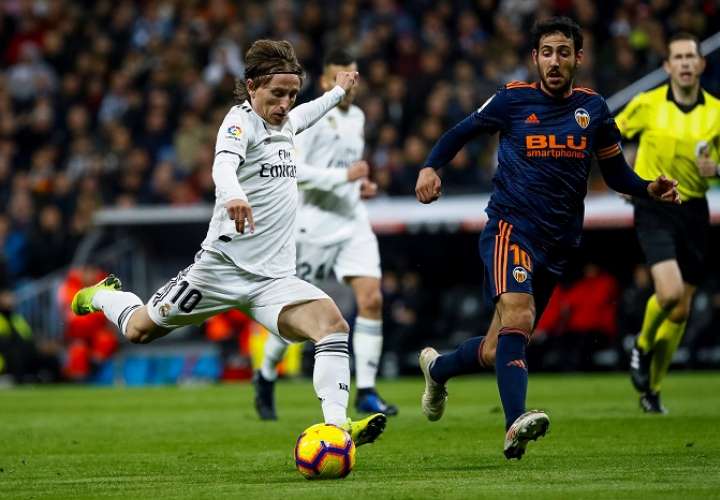  El centrocampista croata del Real Madrid, Luka Modric (i), se dispone a golpear el balón ante el jugador del Valencia, Dani Parejo./ EFE