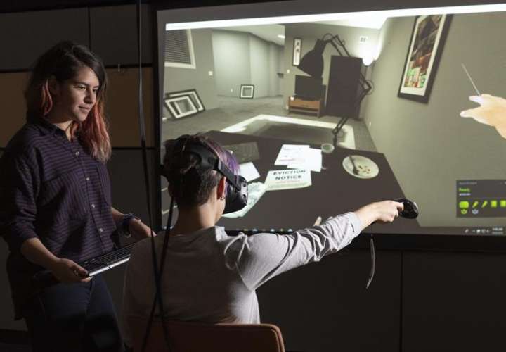 Fotografía del Laboratorio de Interacción Humana Virtual de la Universidad de Stanford donde se registró a Fernanda Herrera (i) al observar a Hannah Mieczkowski (d) mientras navega a través de una experiencia virtual llamada 