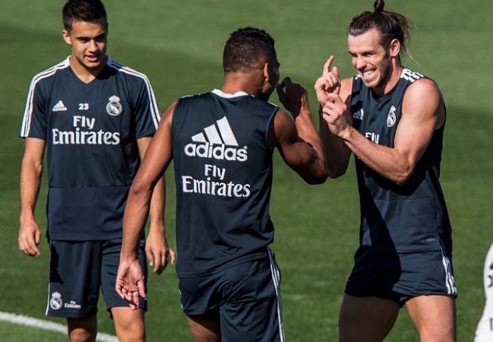 El centrocampista brasileño, Carlos Henrique Casimiro (c espaldas), y delantero galés, Gareth Bale (d) , durante el entrenamiento del Real Madrid esta mañana en la ciudad deportiva de Valdebebas. EFE/Rodrigo Jimenez