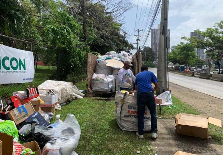 Personas trabajan en un puesto de reciclaje en la ciudad de Panamá (Panamá).  EFE