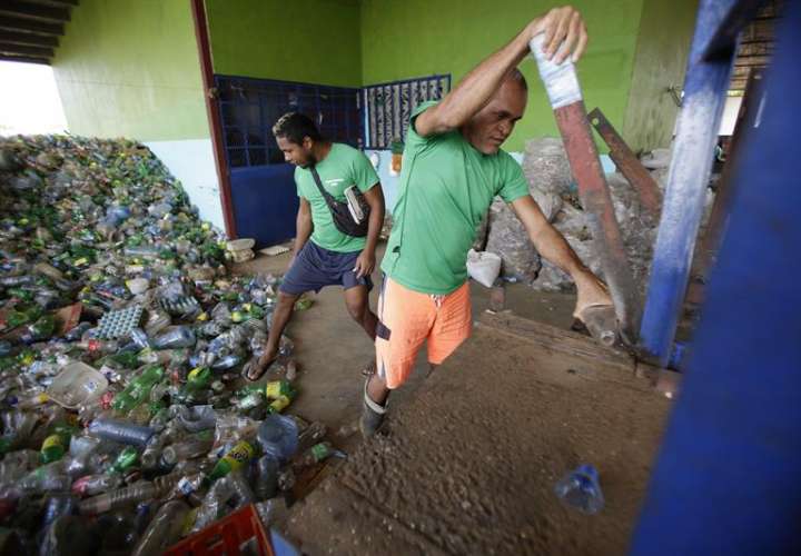 Internos del proyecto de reciclaje cortan plástico para trabajar artesanías en la cárcel La Joyita el 22 de marzo de 2019, a las afueras de Ciudad de Panamá (Panamá). EFE