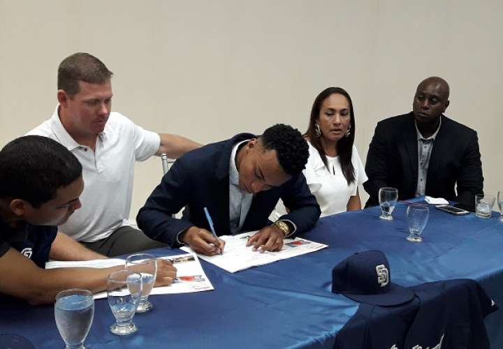 Momento en el que chiricano Reggie Preciado firmó hoy por $1.3 millones con la organización de los Padres de San Diego. Foto: Mayra Madrid