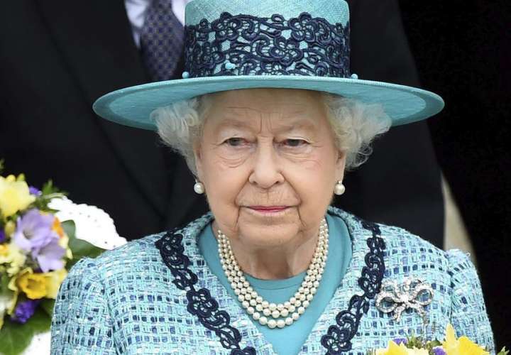 Reina Isabel está triste por las acusaciones de racismo hechas por Meghan