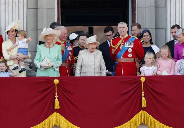 La reina Isabel II celebró su cumpleaños 93 con un desfile de gala