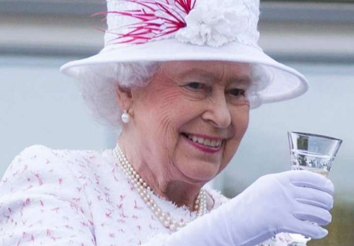 Le prohíben el guaro a la reina Isabel II a sus  95 años