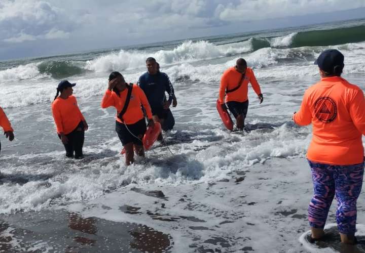 Rescatan a bañista en playa La Barqueta