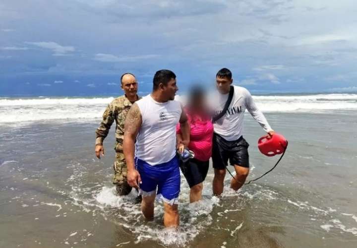 Las unidades del Senan observaron que la mujer que estaba siendo arrastrada por una ola y la salvaron.