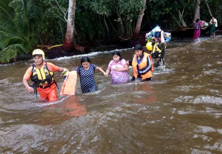 Rescatan a 10 en Bocas, tras voltearse el bote en el que viajaban