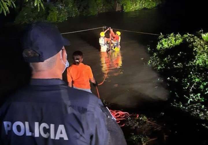 Rescatan sanas y salvas a 10 personas que quedaron atrapadas en río
