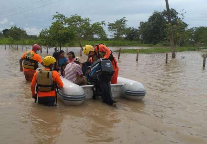 Siguen los rescates y ayuda a familias afectadas por inundaciones en Bocas