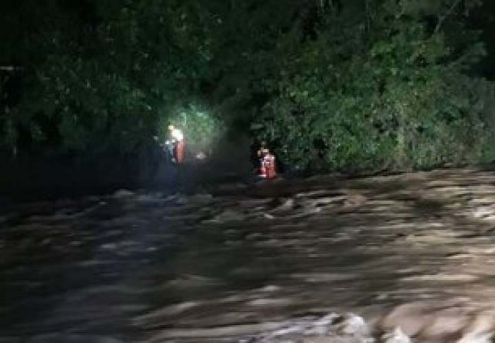 Salvan a tres personas tras crecida del río Pacora