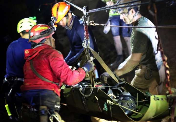 Varios miembros del equipo de rescate evacuan a un niño del equipo juvenil de fútbol atrapado en la cueva Tham Luang, en Chiang Rai (Tailandia), el 11 de julio de 2018. EFE/ Thai Navy Seal Handout