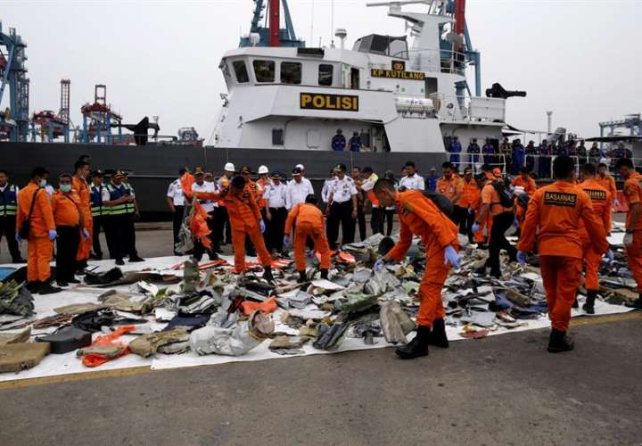 Miembros de los servicios de rescate recuperan restos del avión accidentado en el puerto Tanjung Priok durante las tareas de rescate en el mar de Java cerca de la costa indonesia. EFE