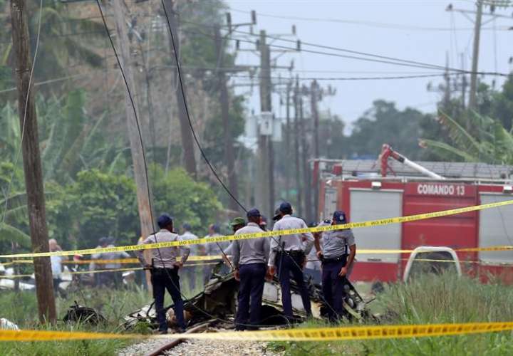 Policías y militares custodian los restos del avión Boeing-737 que se estrelló el pasado viernes 18 de mayo de 2018, poco después de despegar del aeropuerto José Martí de La Habana (Cuba). EFE