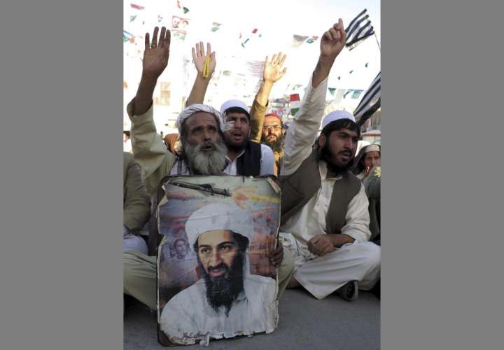 Un paquistaní sujeta un retrato de Osama bin Laden durante una protesta convocada para conmemorar el segundo aniversario de la muerte de Osama bin Laden, en Quetta, Pakistán. EFE Archivo